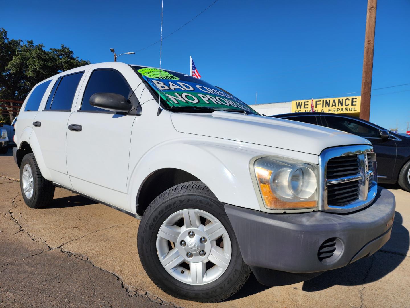 2005 WHITE Dodge Durango ST (1D4HD38K75F) with an 3.7L V6 SOHC 12V engine, AUTO transmission, located at 2660 S.Garland Avenue, Garland, TX, 75041, (469) 298-3118, 32.885387, -96.656776 - Photo#0